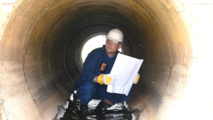 Sewer maintenance worker using the MGT Sewer gas detector